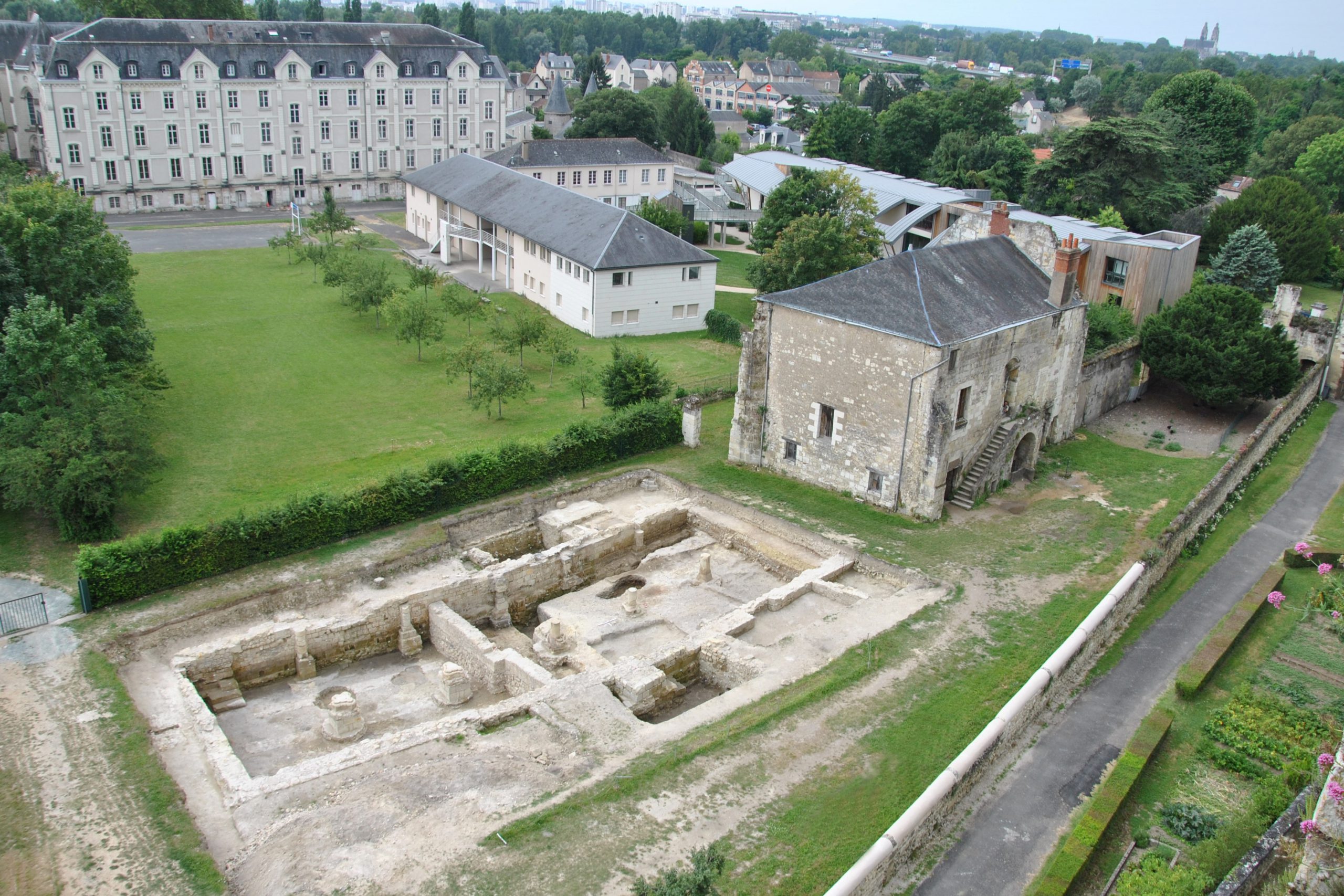 L'ancienne hôtellerie de Marmoutier à la fin du 12e siècle : partie ouest encore en élévation et partie détruite en cours de fouille.