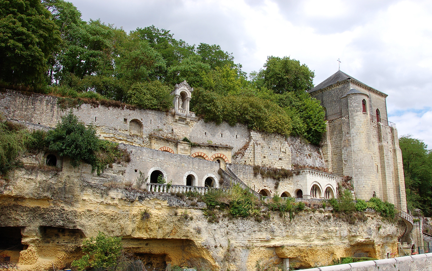 Le coteau à Marmoutier : grottes réaménagées à la fin du 19e siècle et tour des cloches, clocher séparé de l'église romane édifié au 11e siècle.