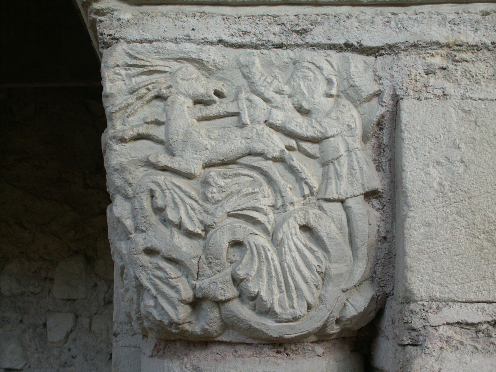 Chapiteau de la crypte montrant une scène de chasse.