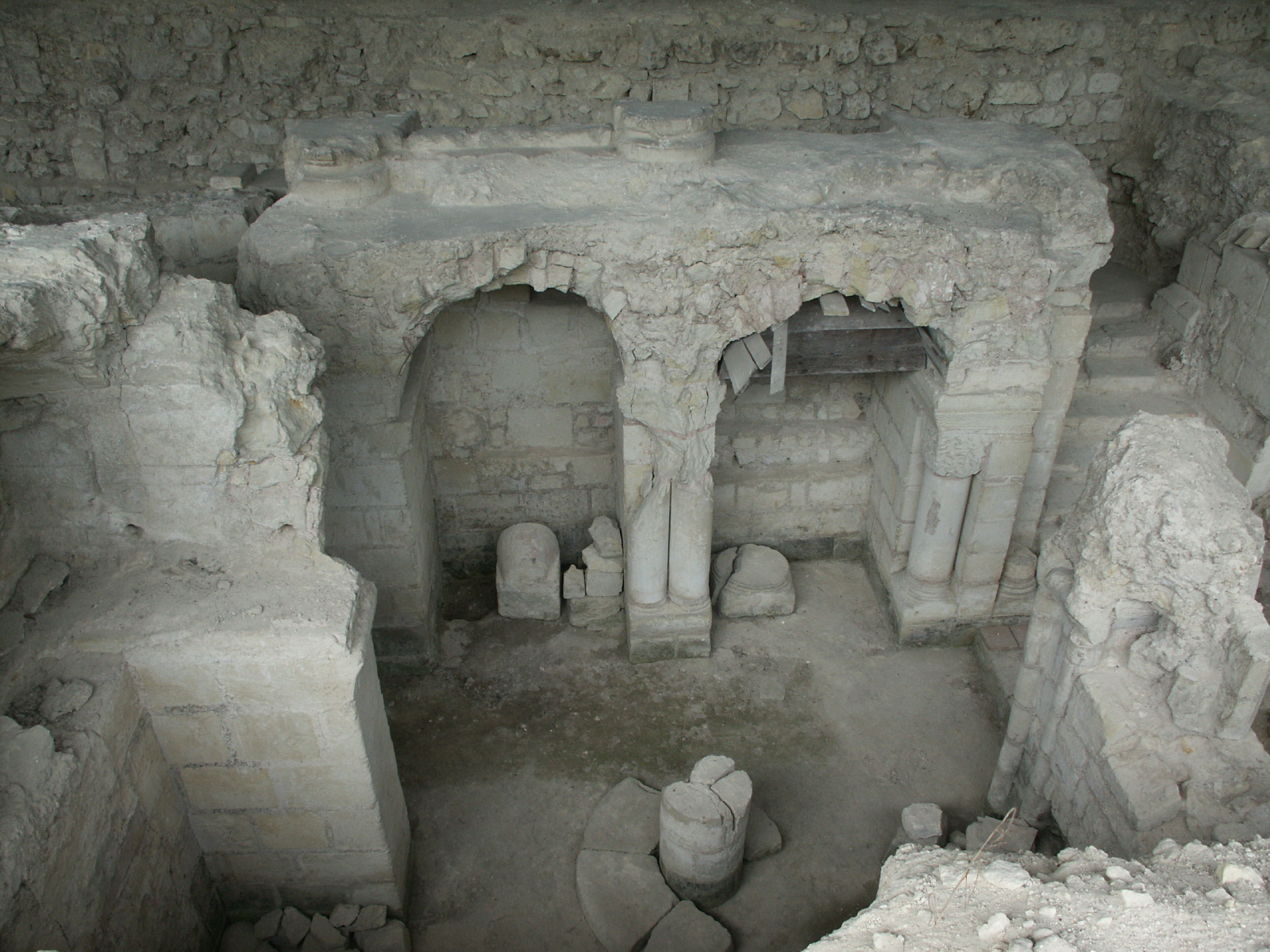 La crypte de l'église romane : partie occidentale.