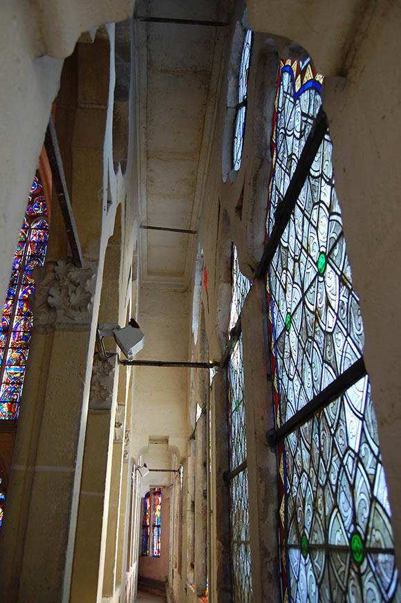 Tirants de fer transversaux et longitudinaux, troisième travée (côté sud) du triforium du chœur de la cathédrale de Tours, vue prise de l’ouest