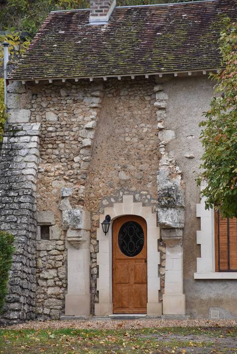 Figure 4 : La cheminée d’un bâtiment en grande partie détruit datant des 15e-16e siècles